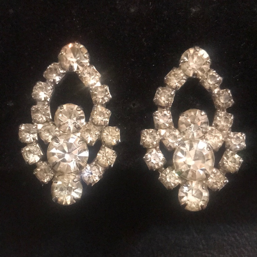 Vintage Clear Rhinestone earrings.. STUNNING AND ELEGANT!!!